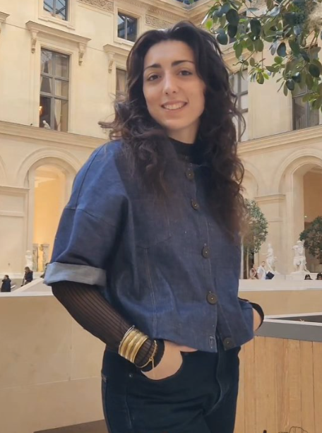 Chloë portant une veste en jean recousue à la main
