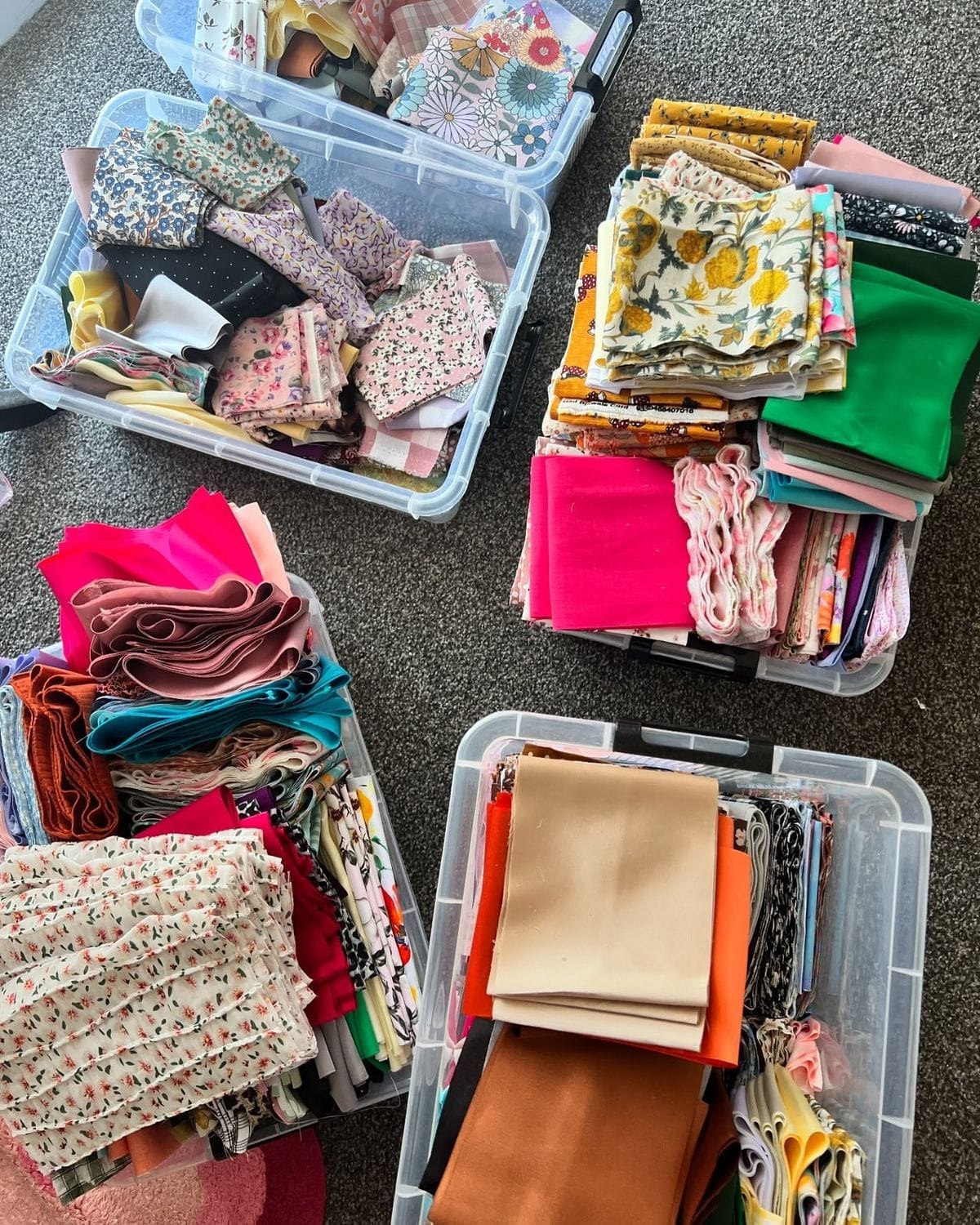 Bacs de chutes de tissus triées à l’atelier