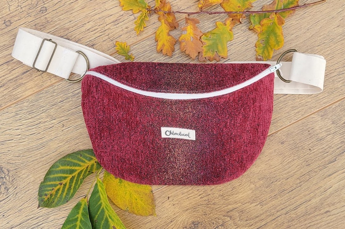 Banane Steph — Chute de tissu d'ameublement fushia texturé - polyester