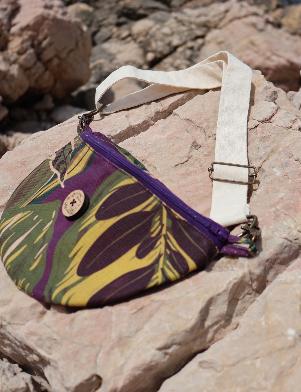 Banane Jo — Echantillon de toile imprimé floral couleur violet, vert et jaune - coton